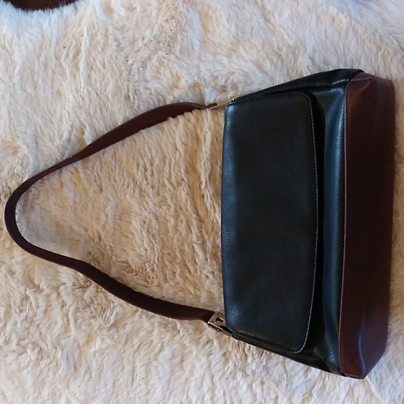 VGUC$$❤️❤️☘️Liz Claiborne vegan leather handbag. - Picture 2 of 13